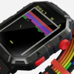 Màn hình đồng hồ Atari 2600 My Play Watch hiển thị trò chơi Pong kinh điển