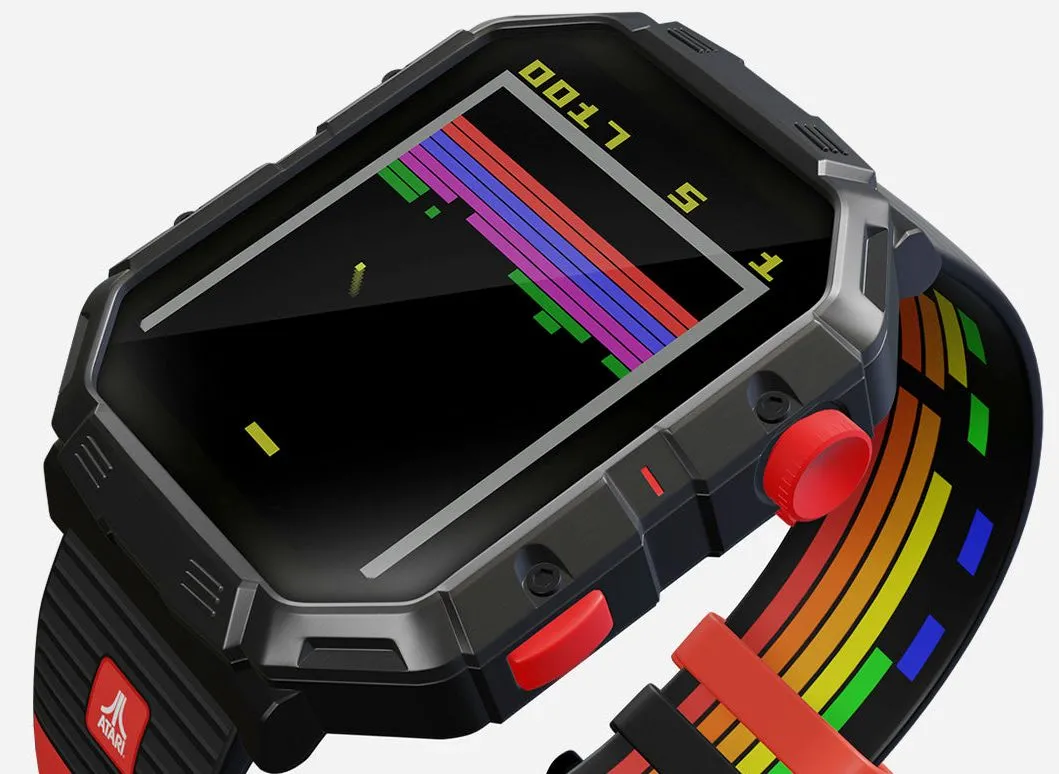 Màn hình đồng hồ Atari 2600 My Play Watch hiển thị trò chơi Pong kinh điển
