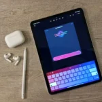 Màn hình Genmoji trên iPad cùng AirPods và Apple Pencil, minh họa phụ kiện Apple được hưởng ưu đãi đổi cũ lấy mới