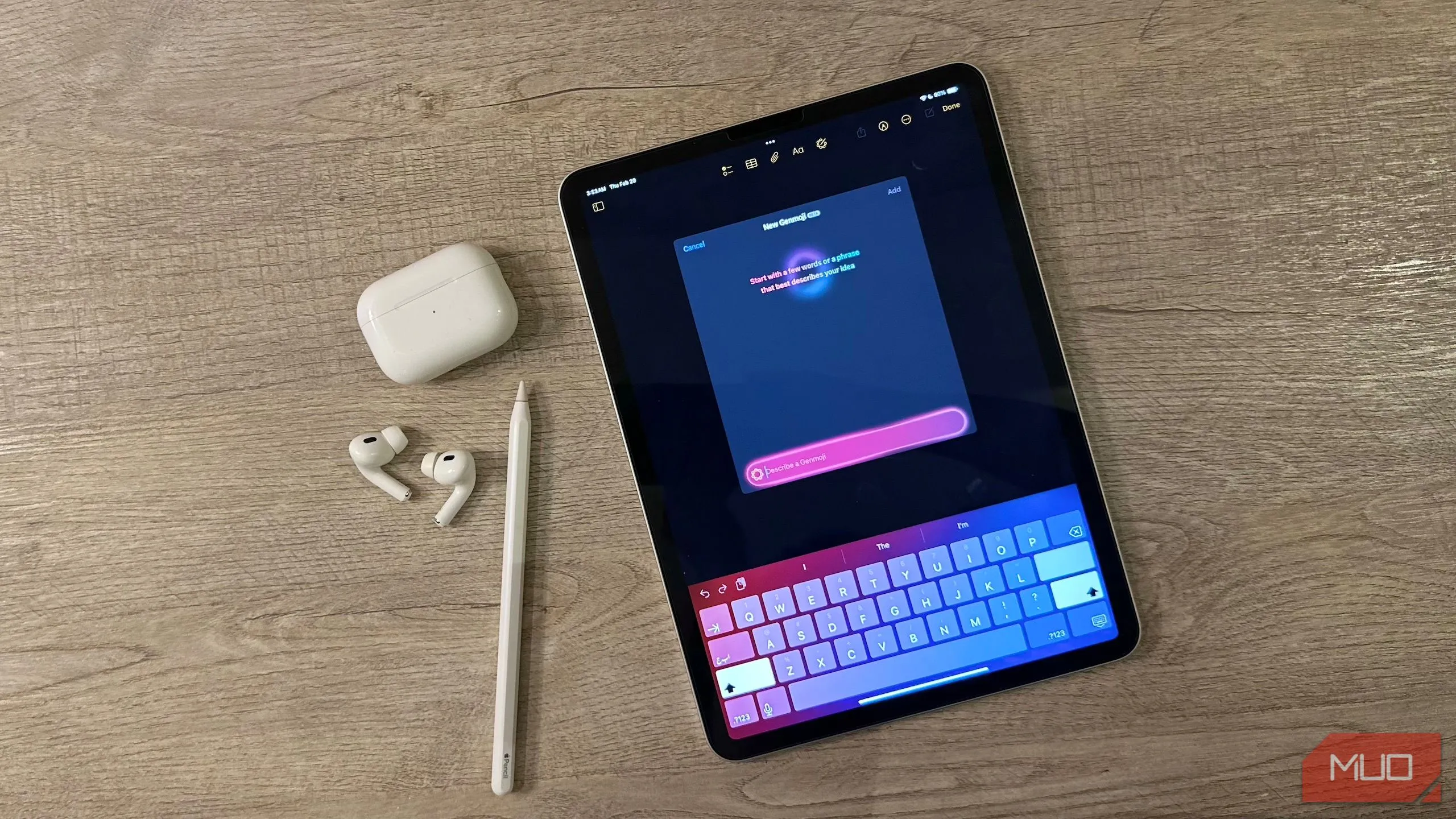 Màn hình Genmoji trên iPad cùng AirPods và Apple Pencil, minh họa phụ kiện Apple được hưởng ưu đãi đổi cũ lấy mới
