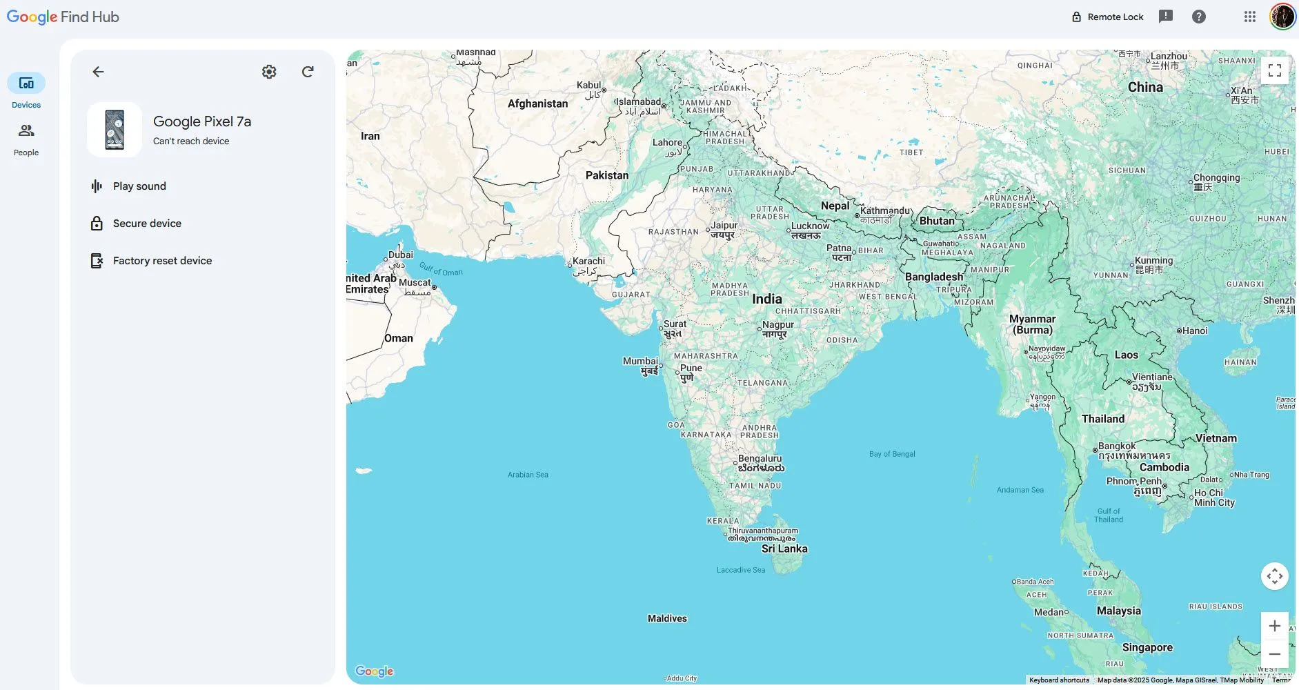 Màn hình Google Find My Device hiển thị vị trí và các tùy chọn bảo mật thiết bị từ xa.