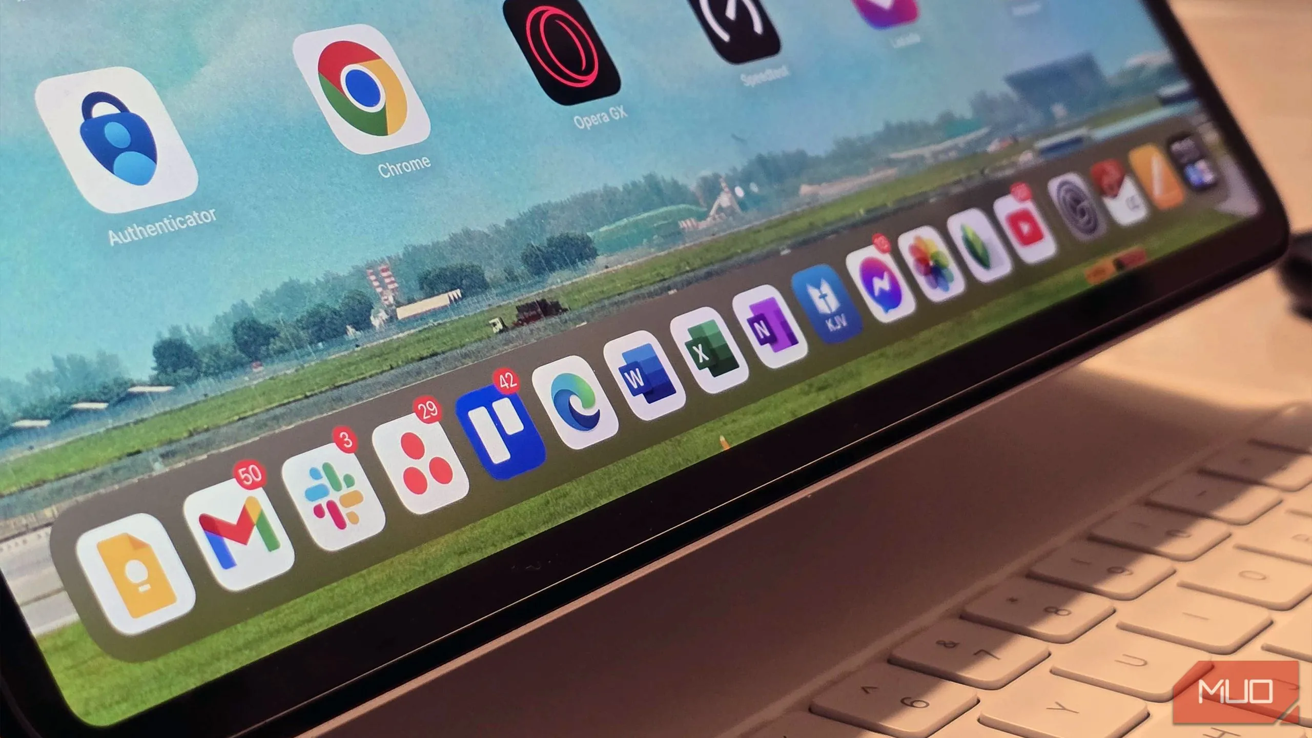 Màn hình hiển thị các ứng dụng phổ biến được sử dụng trên iPad Air, bao gồm các công cụ năng suất như Microsoft 365, OneDrive và Slack, minh họa hệ sinh thái ứng dụng phong phú.