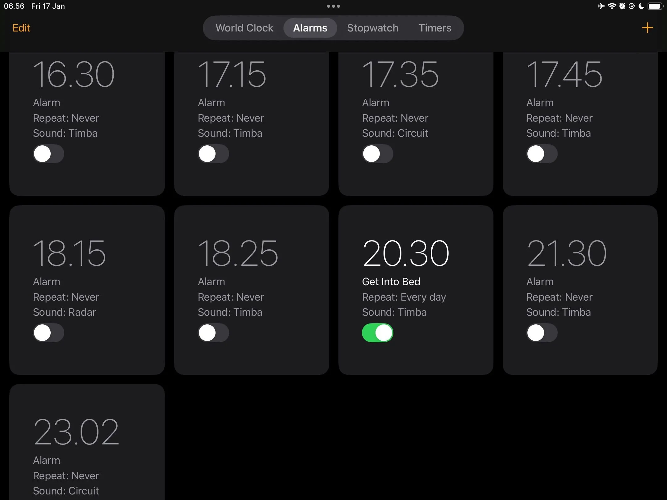 Màn hình iPad hiển thị thông báo báo thức 'Đi ngủ', nhắc nhở người dùng thư giãn và chuẩn bị cho giấc ngủ đúng giờ.