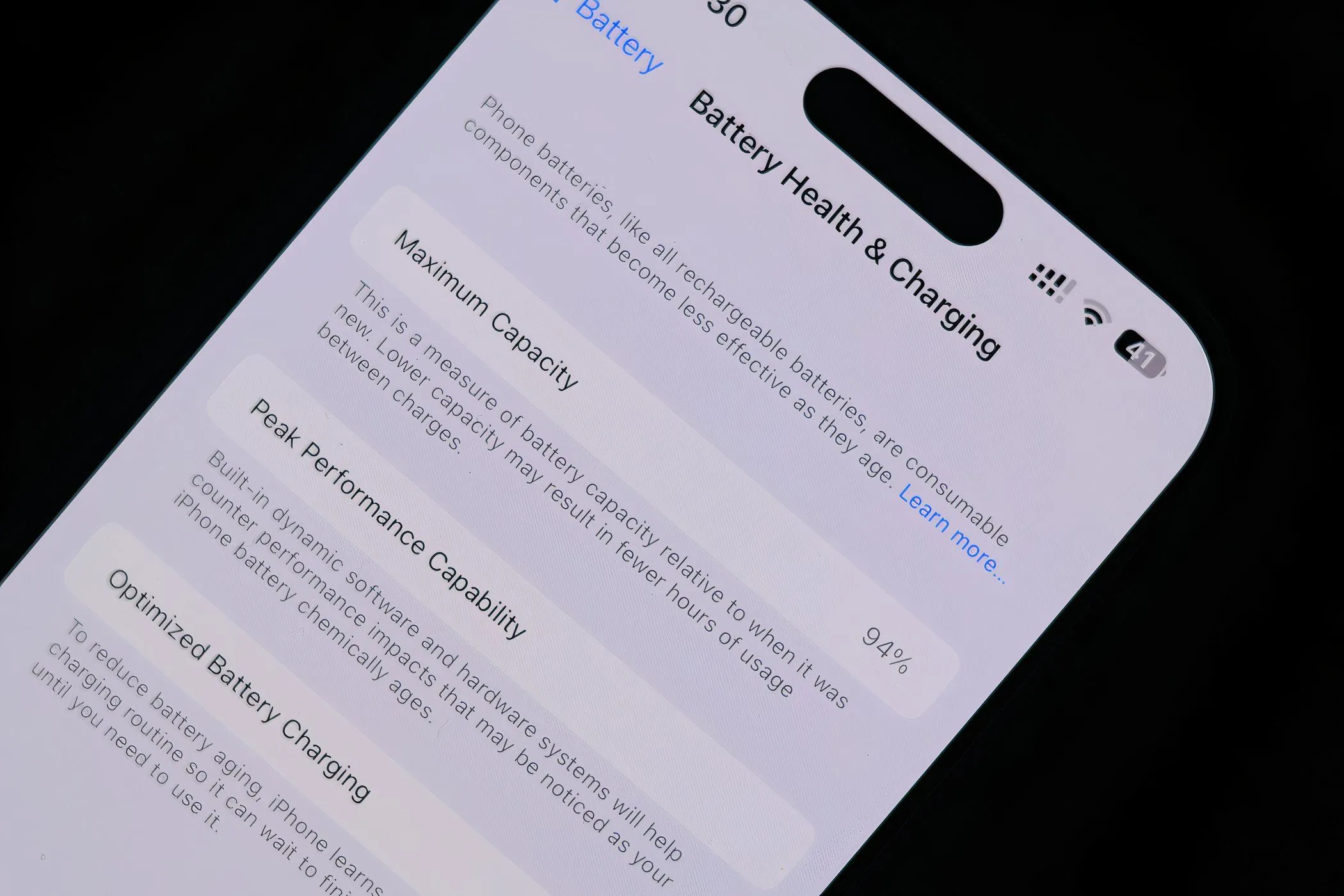 Màn hình iPhone 14 Pro hiển thị menu Sức khỏe pin trong cài đặt iOS, giúp người dùng kiểm tra và duy trì tình trạng pin để tăng giá bán điện thoại cũ.