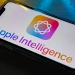 Màn hình iPhone hiển thị logo và dòng chữ "Apple Intelligence", tượng trưng cho tính năng AI mới trong iOS 18.4