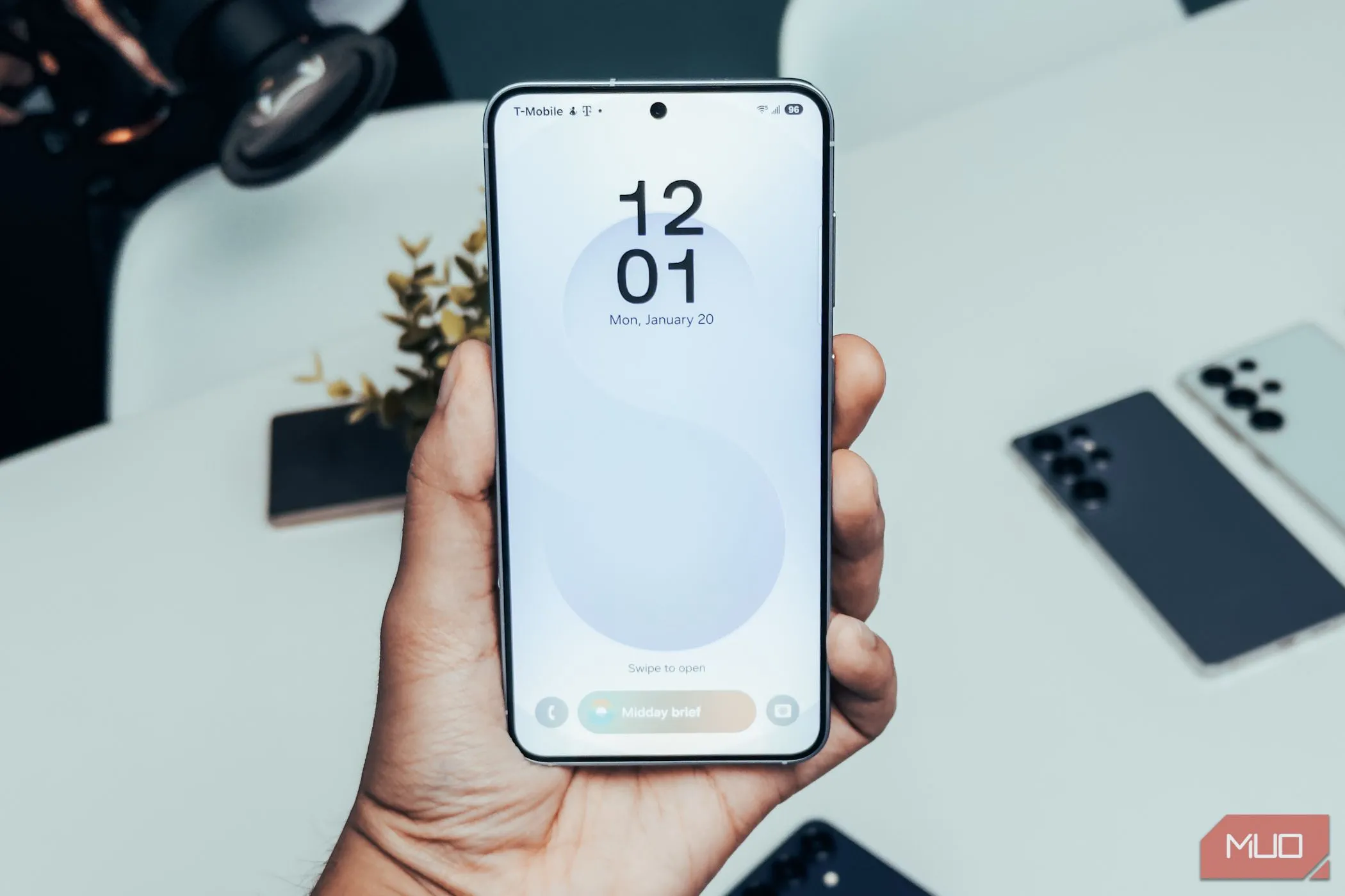 Màn hình khóa của Samsung Galaxy S25 hiển thị tính năng Galaxy AI, được cầm trên tay