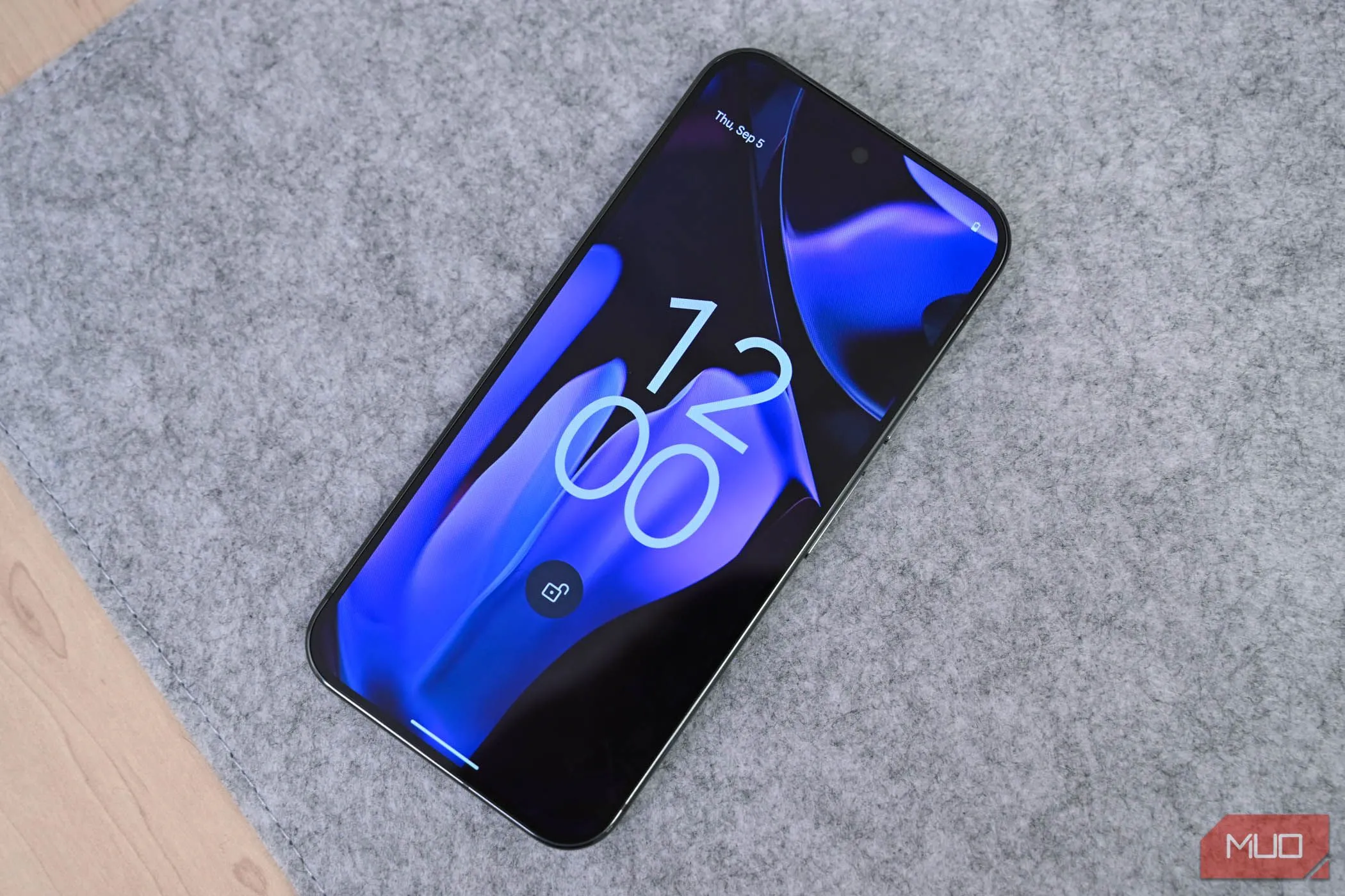 Màn hình khóa điện thoại Google Pixel minh họa tính năng ẩn thông báo nhạy cảm trên Android 16