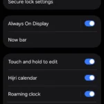 Màn hình khóa Galaxy Z Flip 6 hiển thị tính năng Now Bar và thông báo trực tiếp trong One UI 7