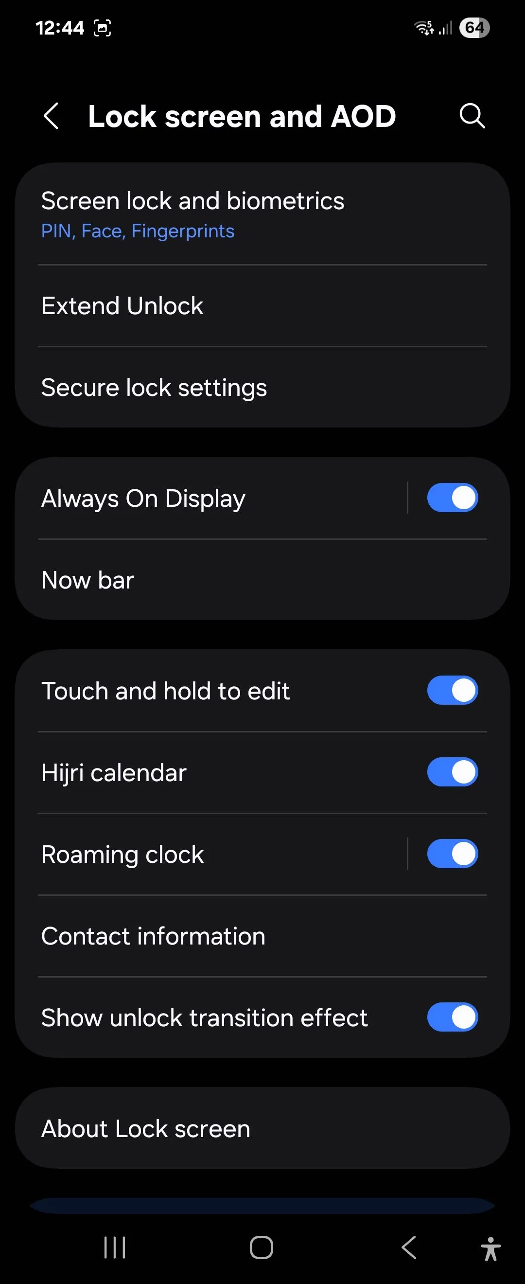 Màn hình khóa Galaxy Z Flip 6 hiển thị tính năng Now Bar và thông báo trực tiếp trong One UI 7