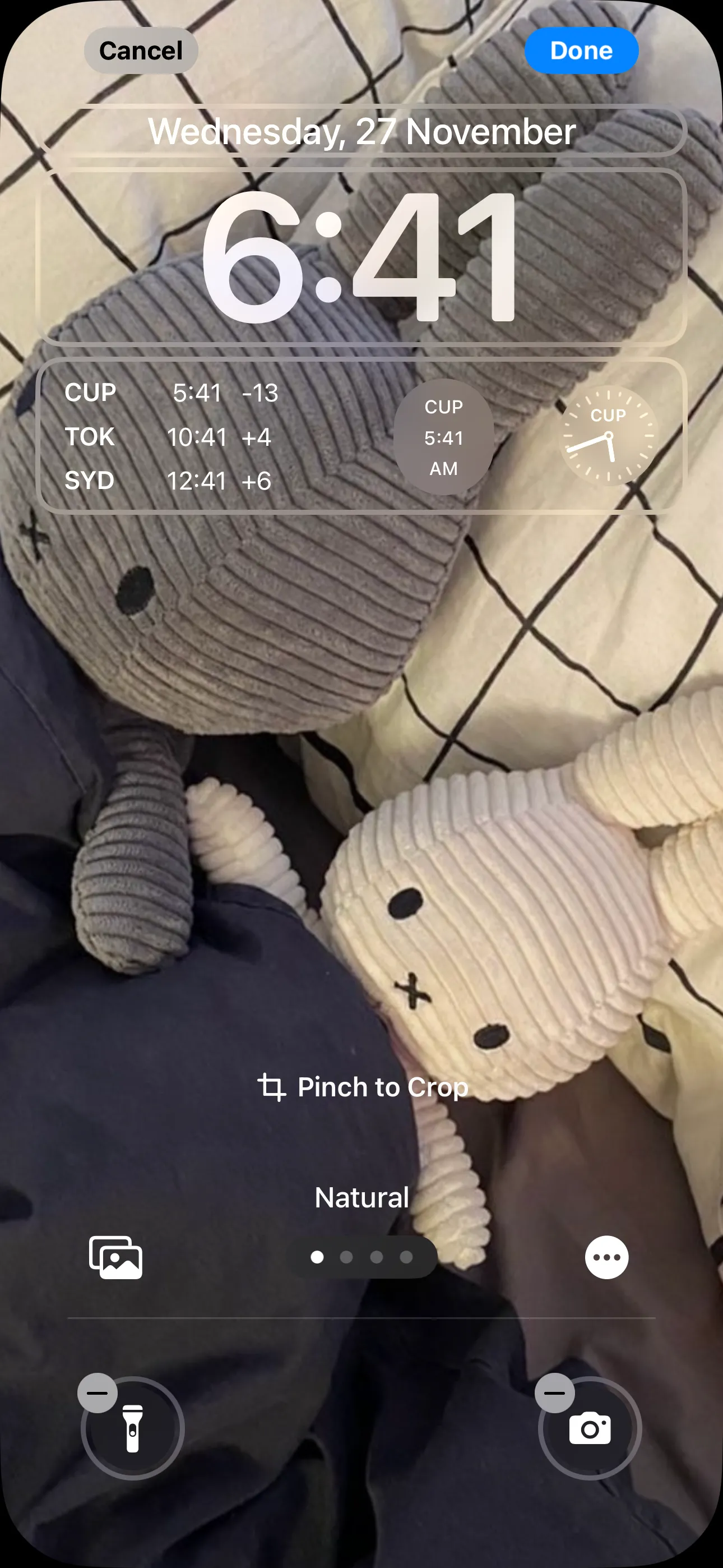Màn hình khóa iPhone hiển thị nhiều widget Đồng hồ với các múi giờ khác nhau