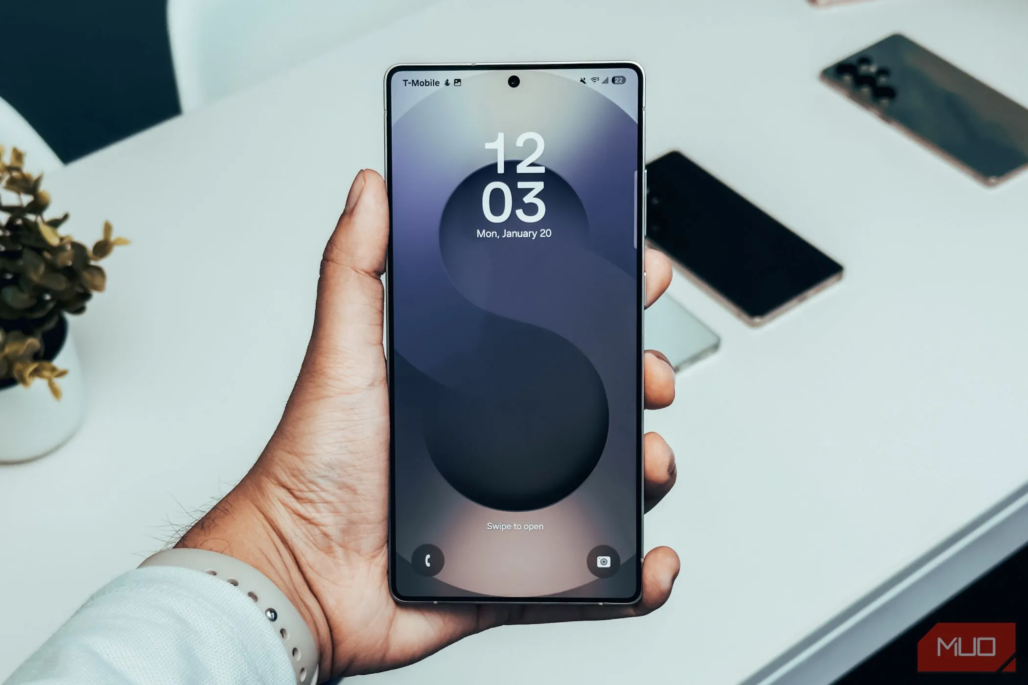 Màn hình khóa Samsung Galaxy S25 Ultra trên tay người dùng
