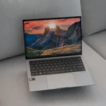Màn hình laptop ASUS Zenbook S 13 OLED hiển thị màu đen sâu và màu sắc sống động