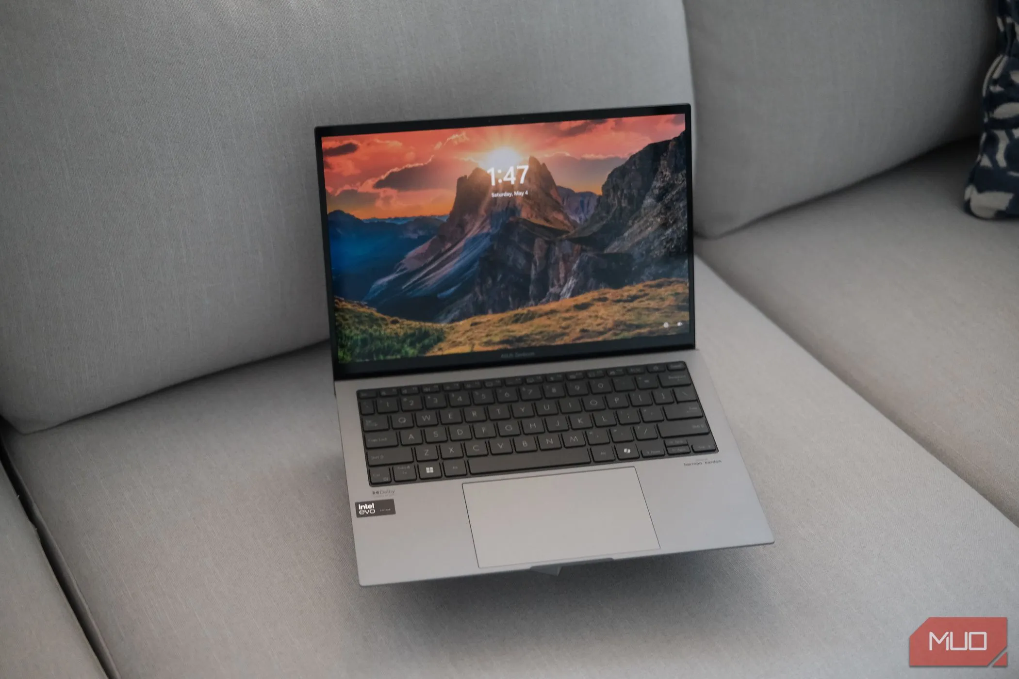 Màn hình laptop ASUS Zenbook S 13 OLED hiển thị màu đen sâu và màu sắc sống động