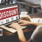 Màn hình laptop hiển thị nhãn giảm giá, minh họa các mặt hàng tồn kho được bán với ưu đãi thấp từ nhà máy Trung Quốc