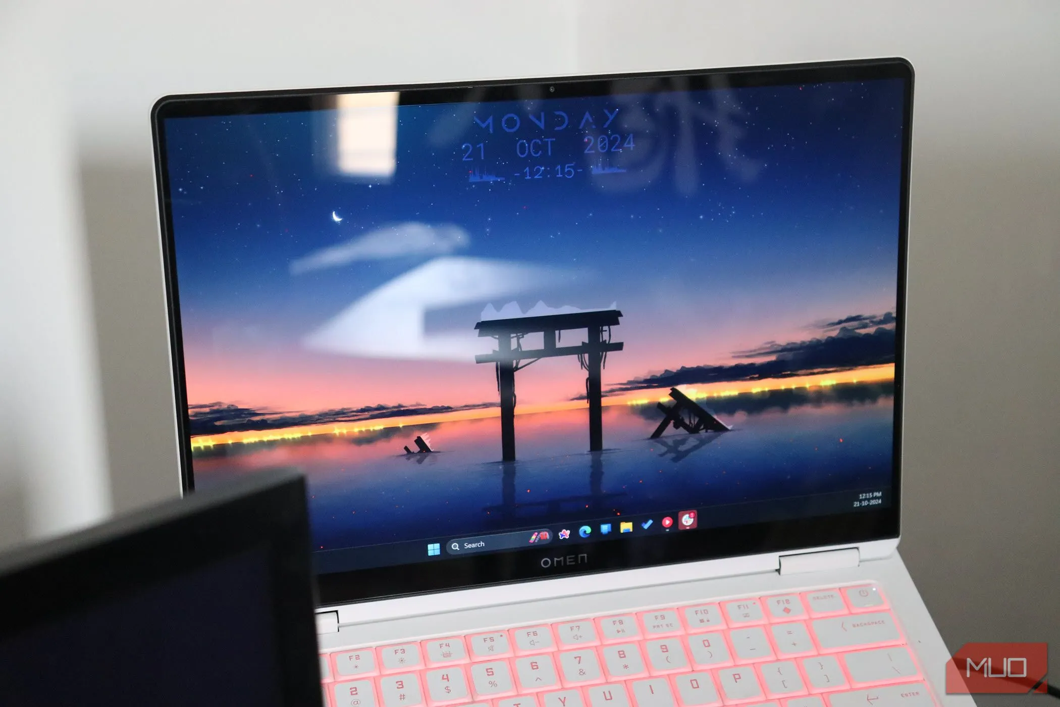 Màn hình laptop HP Omen Transcend 14 hiển thị màu sắc ổn định ở góc nhìn rộng
