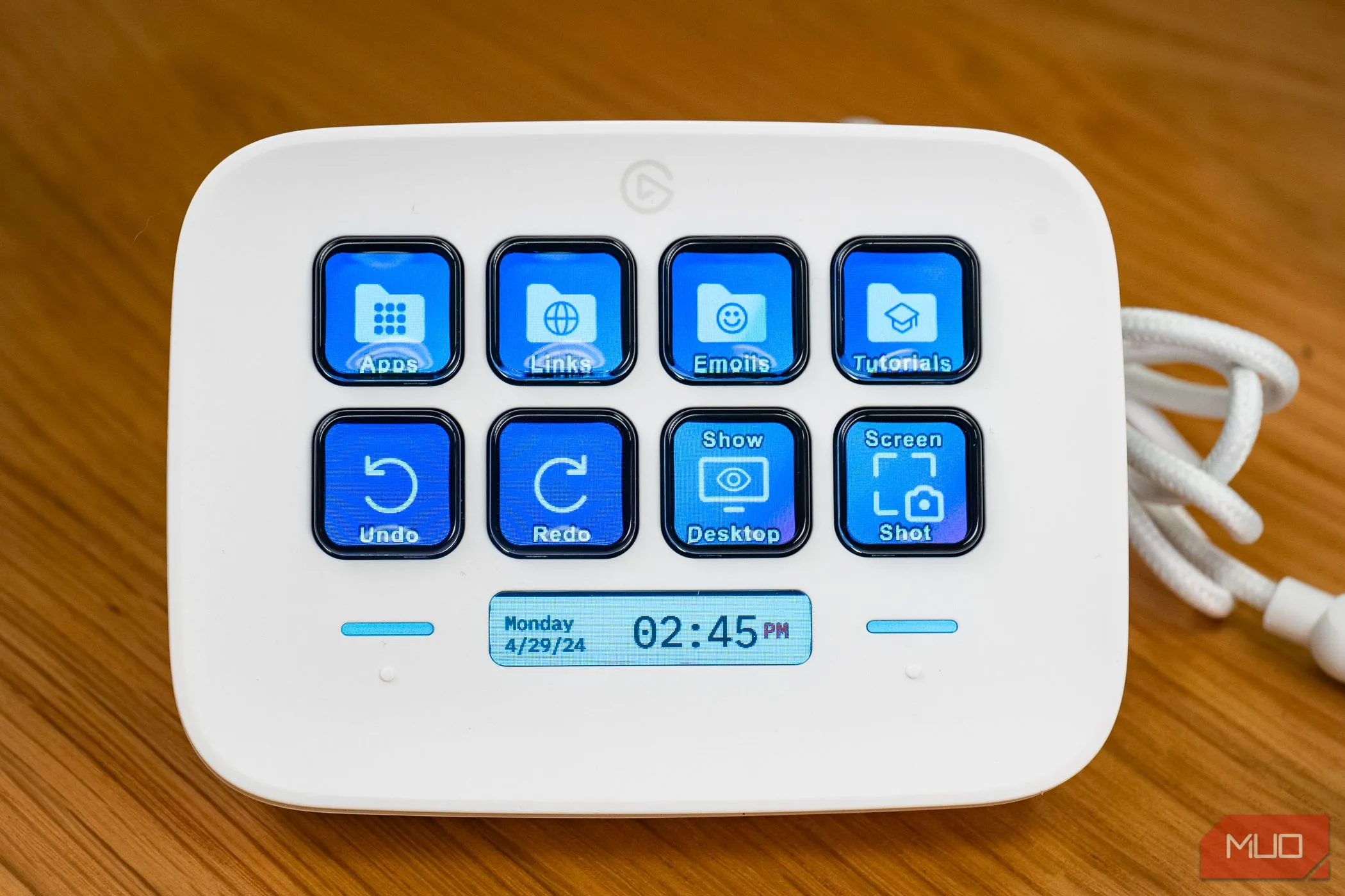 Màn hình mặc định của Elgato Stream Deck Neo hiển thị giao diện người dùng đơn giản và các tùy chọn phím tắt cơ bản.