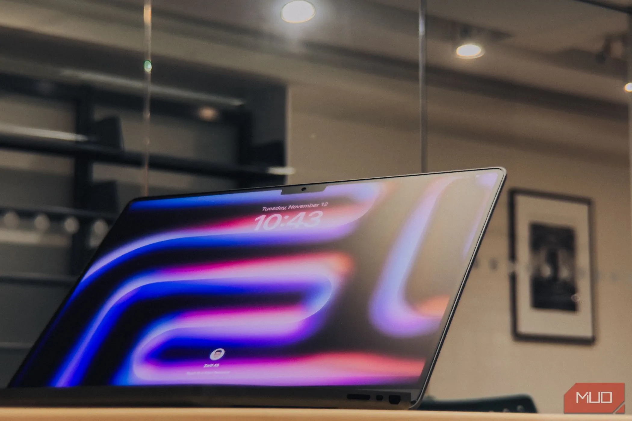 Màn hình MacBook Pro M4 với lớp phủ nano-texture dưới ánh sáng chói, minh họa khả năng chống lóa