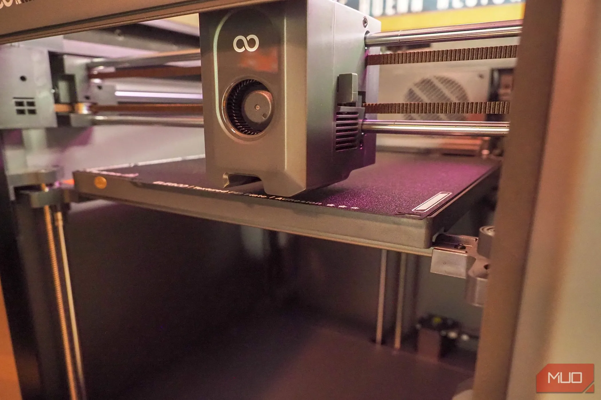 Màn hình máy in 3D Elegoo Centauri Carbon hiển thị quá trình tự động cân bằng bàn in