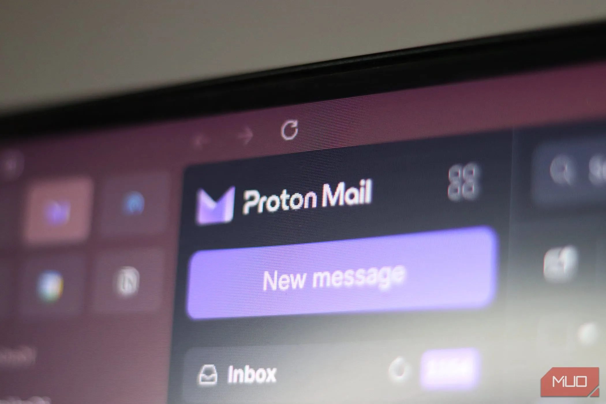Màn hình máy tính hiển thị logo của dịch vụ email bảo mật Proton Mail.