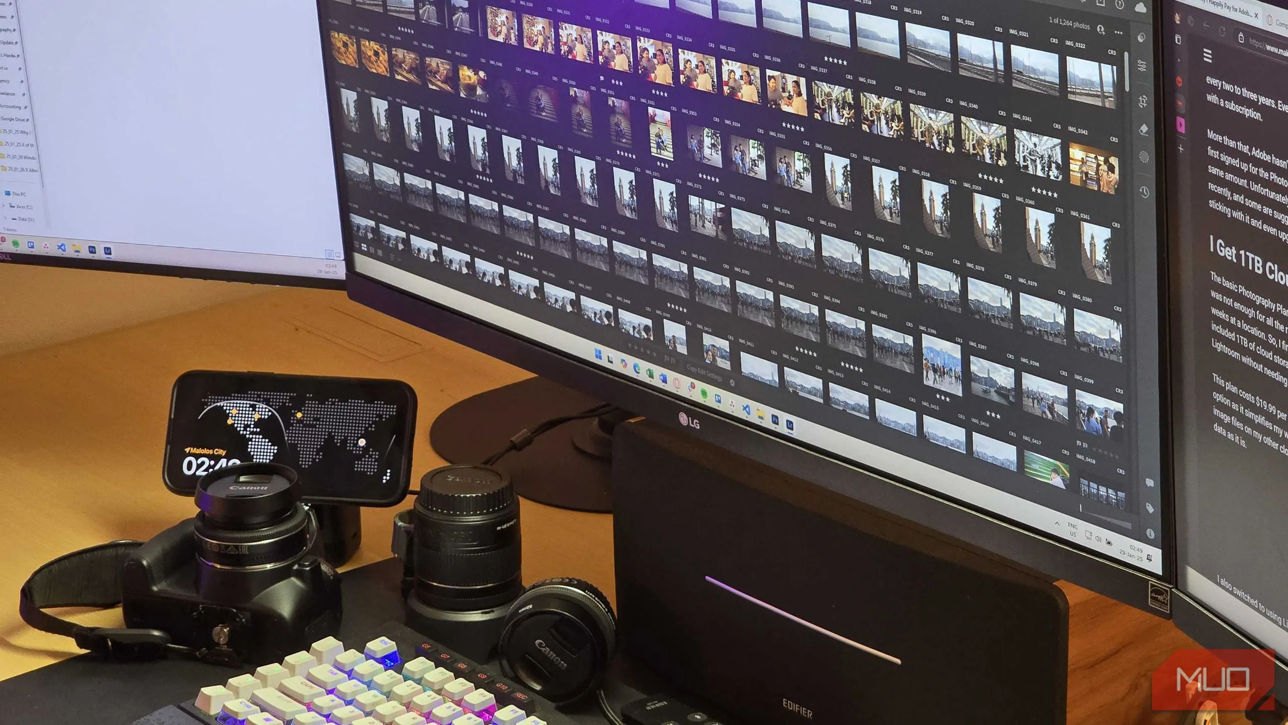 Màn hình máy tính hiển thị ứng dụng Adobe Lightroom với thư viện ảnh và thiết bị máy ảnh phía trước, minh họa tính năng lưu trữ đám mây