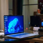 Màn hình máy tính Windows với các biểu tượng trên desktop, thể hiện cảnh báo watermark khi cài Windows 11 trên phần cứng không tương thích.