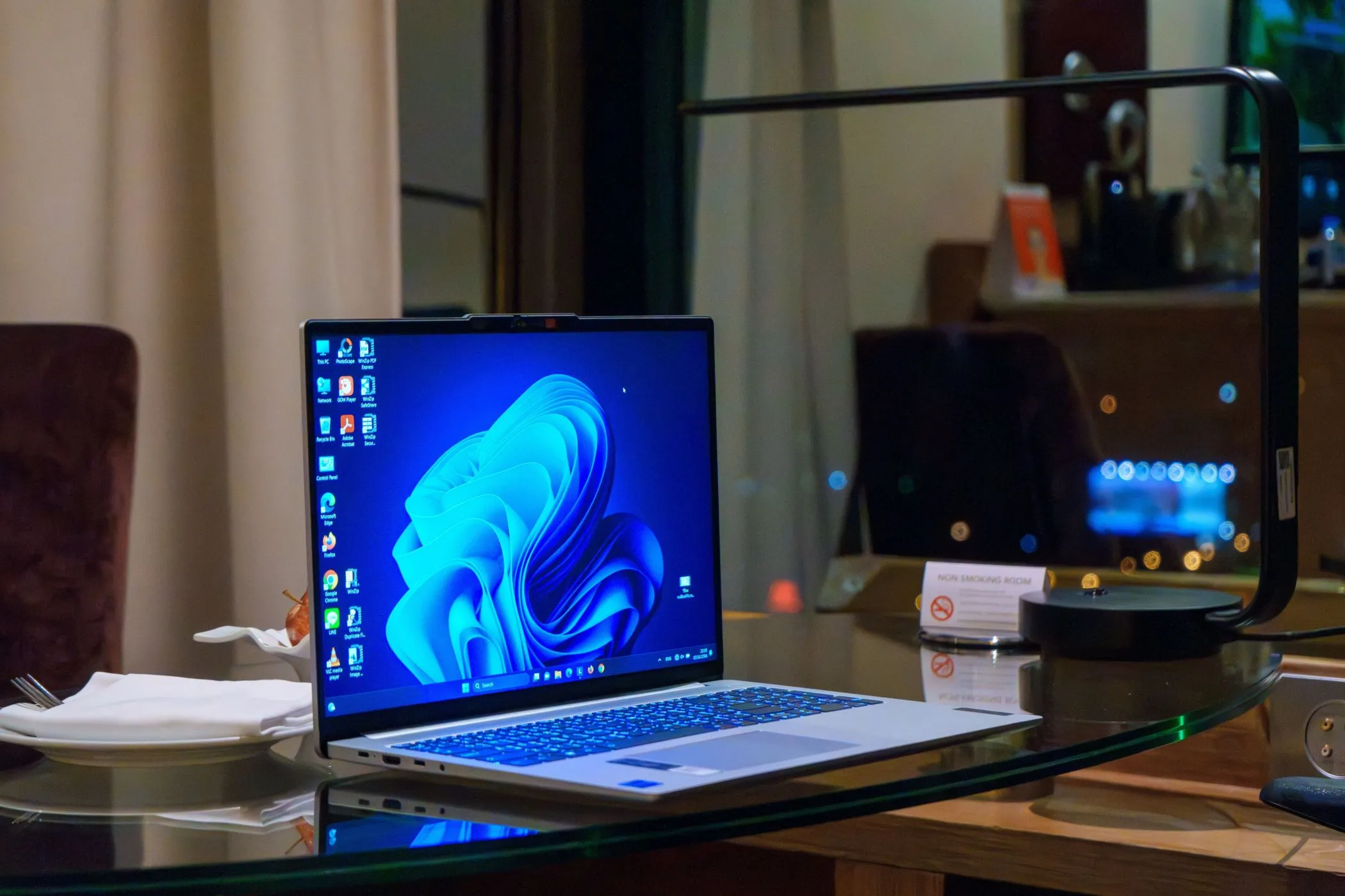 Màn hình máy tính Windows với các biểu tượng trên desktop, thể hiện cảnh báo watermark khi cài Windows 11 trên phần cứng không tương thích.