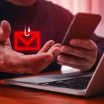 Màn hình máy tính xách tay hiển thị tin nhắn smishing và biểu tượng phong bì, minh họa nguy cơ tin nhắn SMS bị chặn