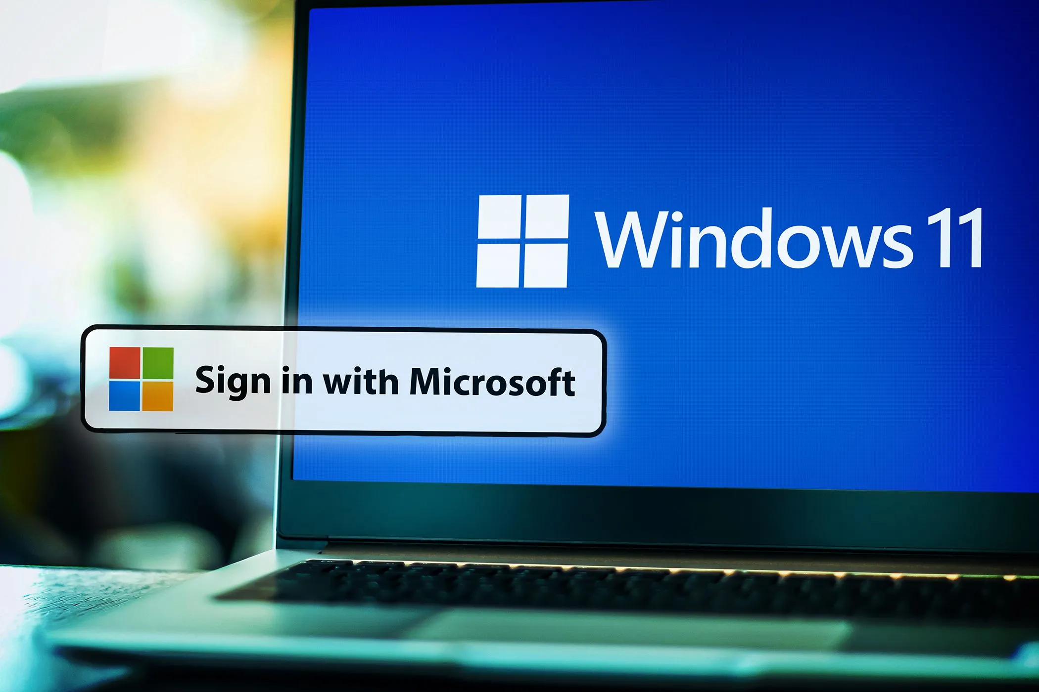 Màn hình máy tính xách tay hiển thị Windows 11 cùng với các nút đăng nhập từ các nhà cung cấp dịch vụ lớn như Google, Facebook, Apple, minh họa khó khăn khi chuyển đổi nhà cung cấp đăng nhập.
