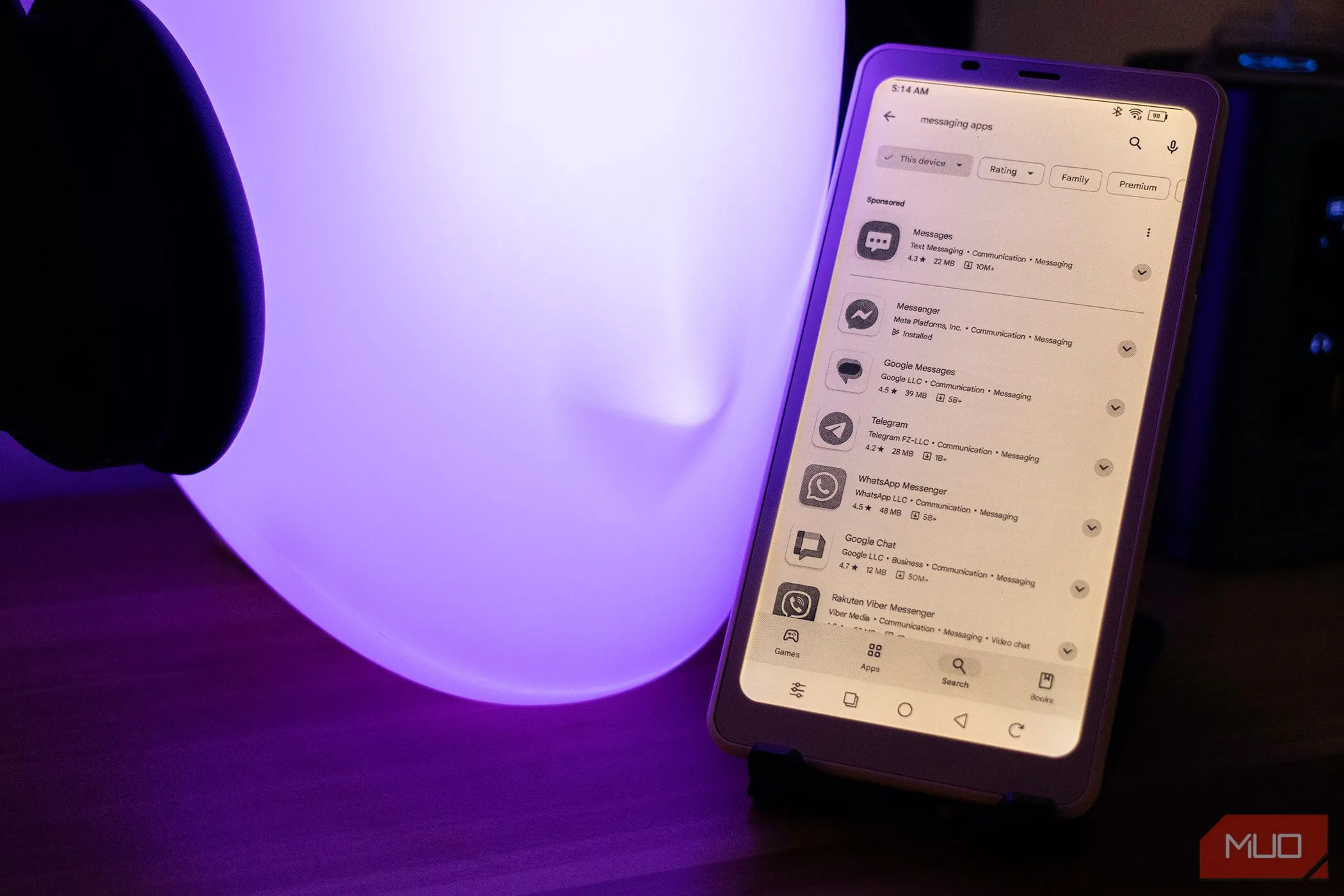 Màn hình Onyx Boox Palma 2 hiển thị các ứng dụng nhắn tin khả dụng trên Google Play Store, minh họa khả năng tương thích ứng dụng của thiết bị