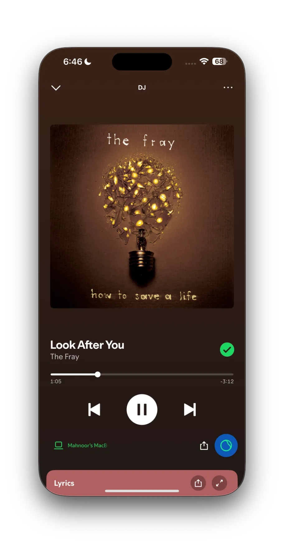 Màn hình phát nhạc trong ứng dụng Spotify với nút DJ ở góc dưới bên phải, sẵn sàng nhận yêu cầu từ người dùng.