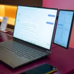 Màn hình phụ Lenovo Magic Bay 2nd Display được kết nối với laptop qua cổng USB-C, minh họa việc sử dụng điện thoại làm màn hình thứ hai.