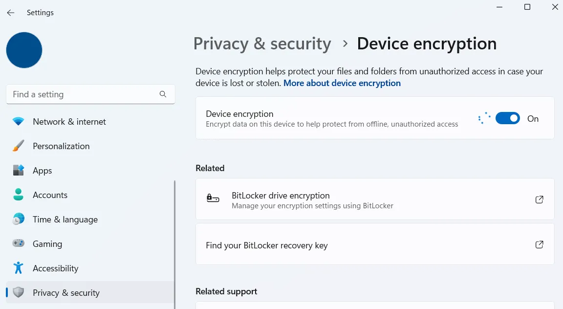 Màn hình tùy chọn mã hóa thiết bị trong cài đặt Windows 11, cho phép người dùng kích hoạt BitLocker để bảo vệ dữ liệu ổ cứng