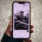 Màn hình ứng dụng Adobe Photoshop Mobile trên iPhone hiển thị giao diện chỉnh sửa ảnh chuyên nghiệp.