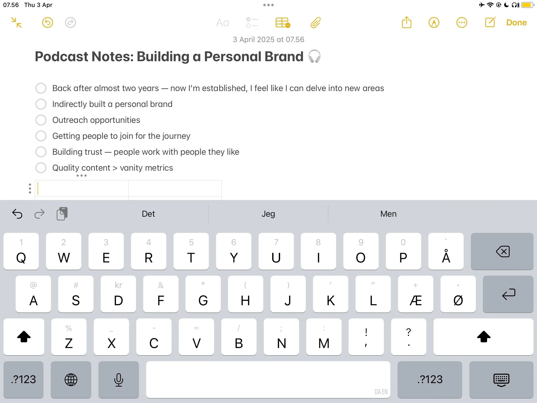 Màn hình ứng dụng Apple Notes đang được sử dụng để ghi chú trên iPhone.