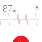 Màn hình ứng dụng Google Fit hiển thị giao diện đo nhịp tim bằng camera sau của điện thoại Android, với ngón tay đang đặt trên ống kính.