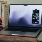 Màn hình ứng dụng Phản Chiếu iPhone (iPhone Mirroring) đang chạy trên MacBook Pro, minh họa khả năng điều khiển iPhone từ Mac.