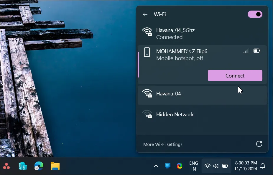 Màn hình Windows 11 hiển thị bảng cài đặt nhanh và tùy chọn kết nối Instant Hotspot của điện thoại Samsung