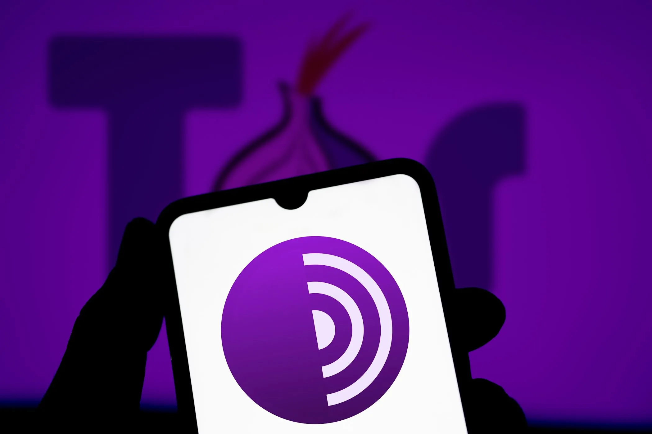 Mạng Tor và logo Tor Browser trên nền tím