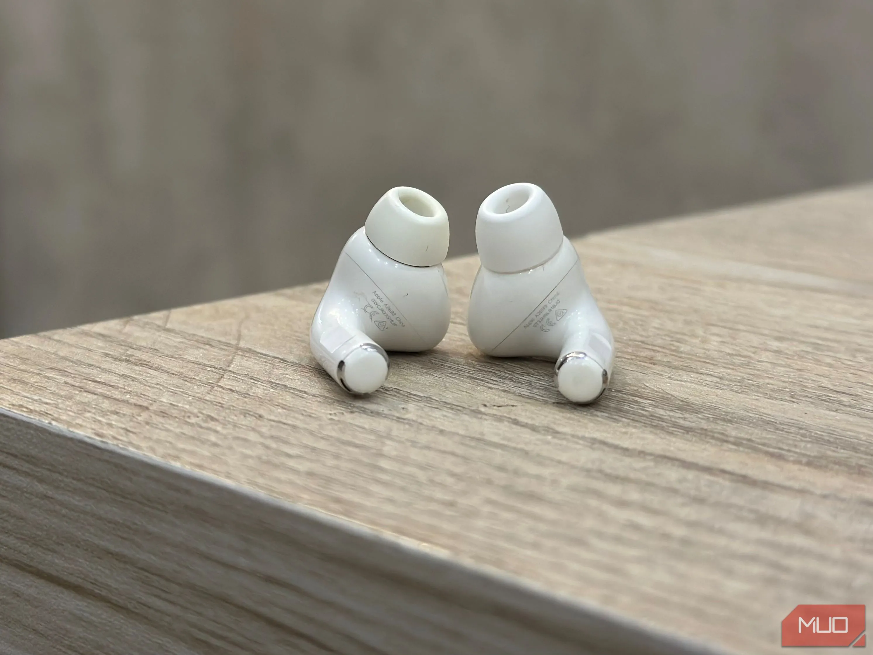 Mặt dưới của tai nghe Apple AirPods Pro 2, nơi in số kiểu máy (model number) để nhận diện đời sản phẩm.