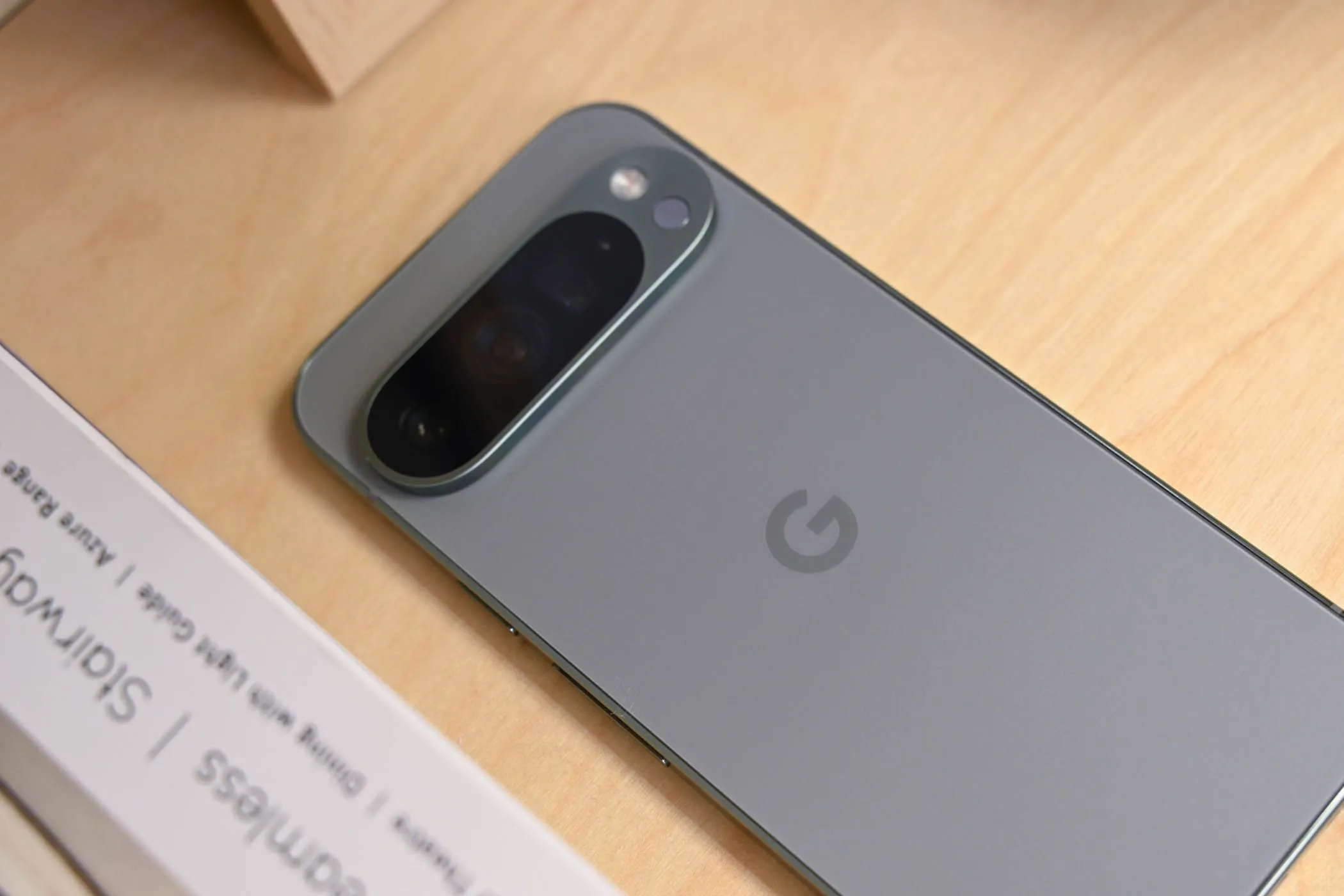 Mặt lưng của điện thoại Google Pixel 9 Pro, minh họa cho khả năng bảo vệ nhẹ của tấm dán màn hình khi rơi