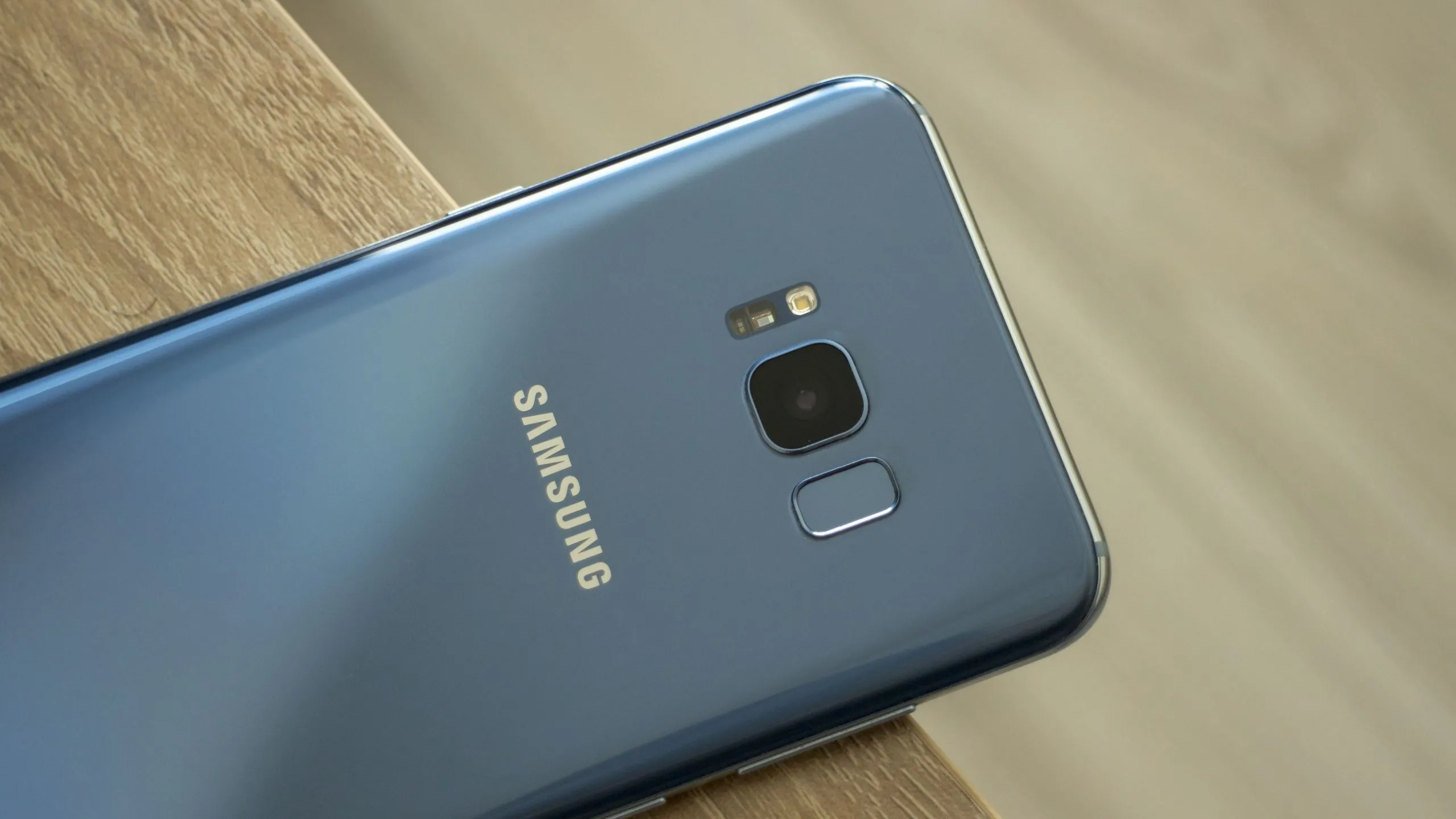 Mặt lưng của điện thoại Samsung Galaxy S8 Plus với cảm biến đo nhịp tim gần cụm camera.