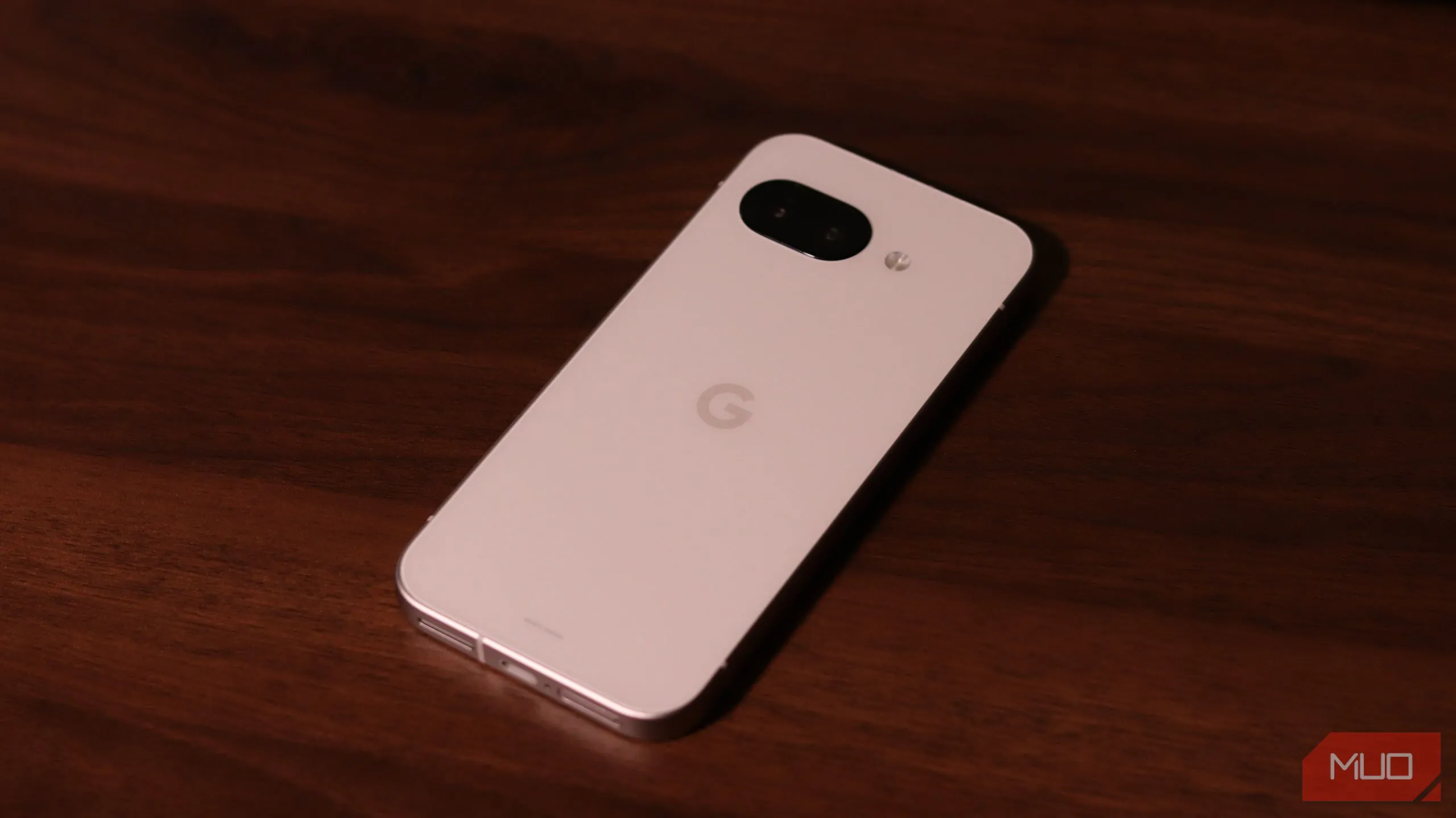Mặt lưng của Google Pixel 9a đặt trên bề mặt gỗ, làm nổi bật thiết kế camera bar đặc trưng và chất lượng hoàn thiện cao cấp