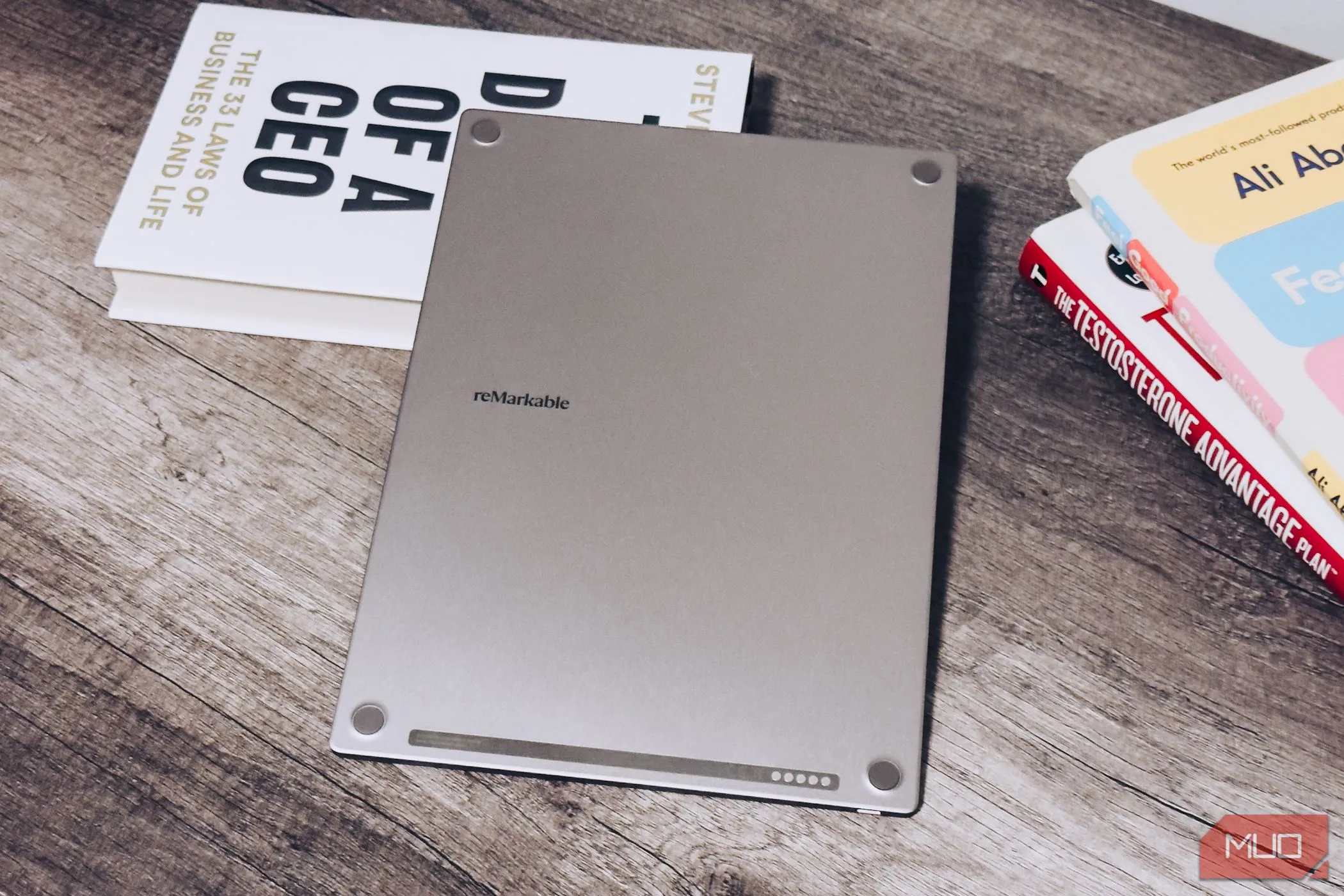 Mặt lưng của reMarkable Paper Pro đặt trên bàn gỗ, cạnh những cuốn sách, thể hiện thiết kế sang trọng