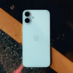 Mặt lưng iPhone 16 Plus minh họa vị trí chạm để kích hoạt tính năng Back Tap