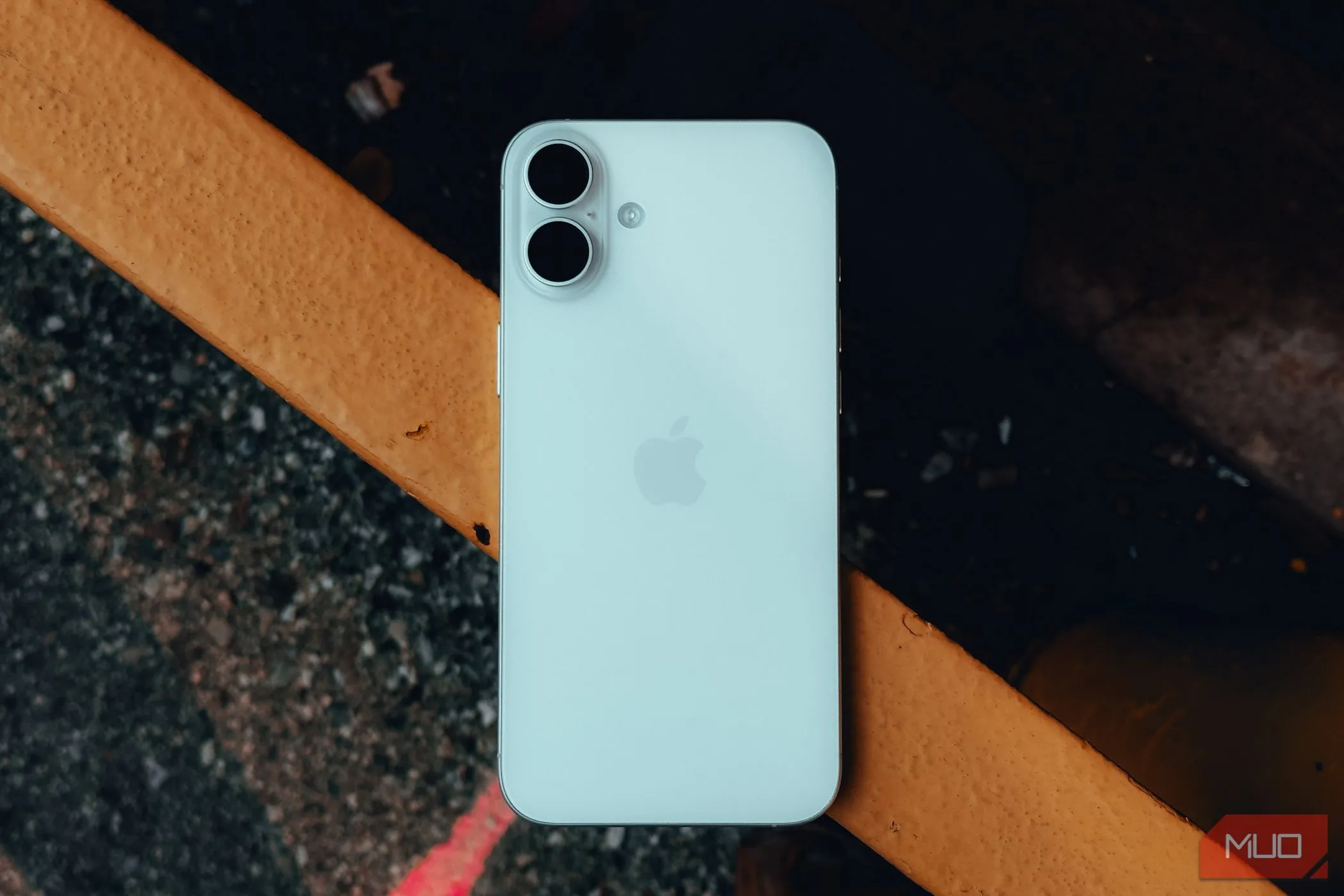 Mặt lưng iPhone 16 Plus minh họa vị trí chạm để kích hoạt tính năng Back Tap