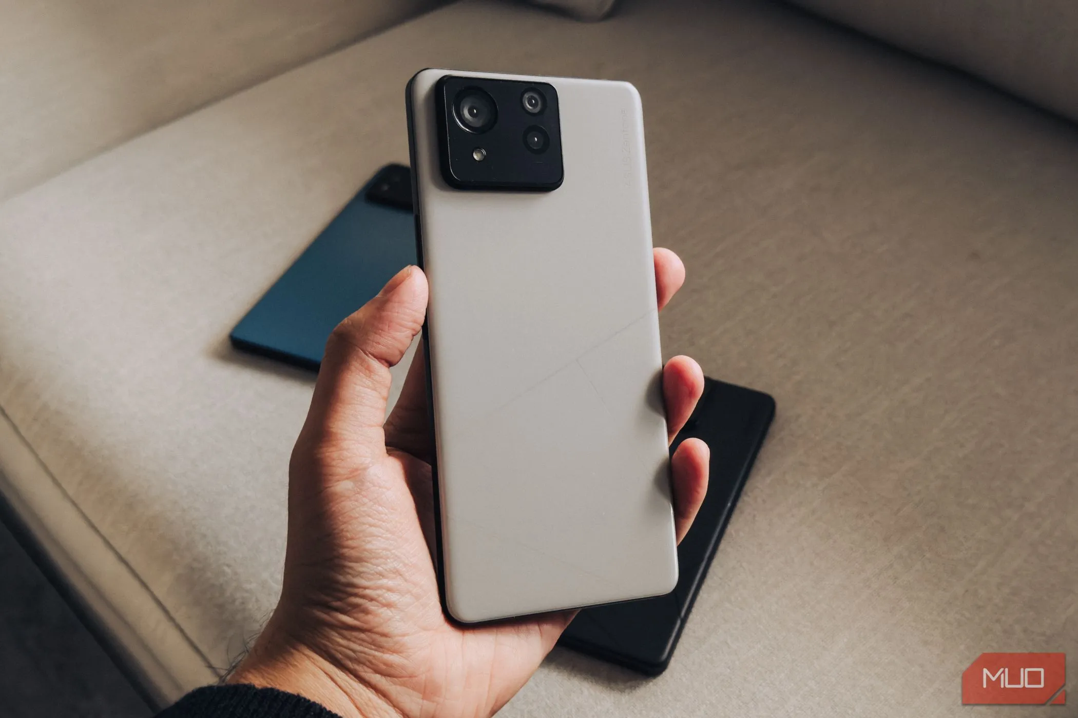 Mặt lưng kính của ASUS Zenfone 11 Ultra, một ví dụ về điện thoại thông minh có kích thước màn hình lớn