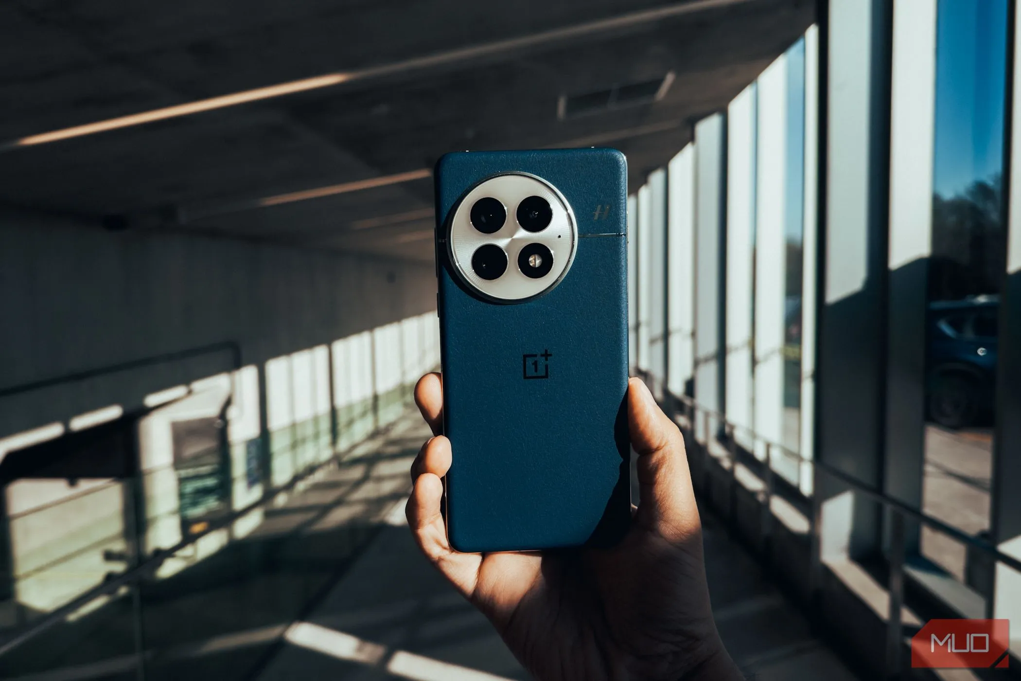 Mặt lưng OnePlus 13 nổi bật trên nền đô thị, đại diện cho hiệu năng mạnh mẽ