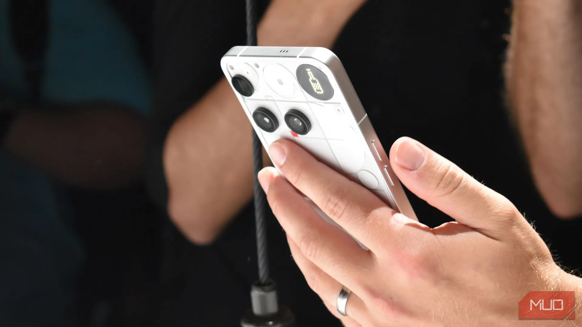 Mặt lưng trong suốt của Nothing Phone (3) nổi bật với giao diện đèn LED Glyph Matrix mới.