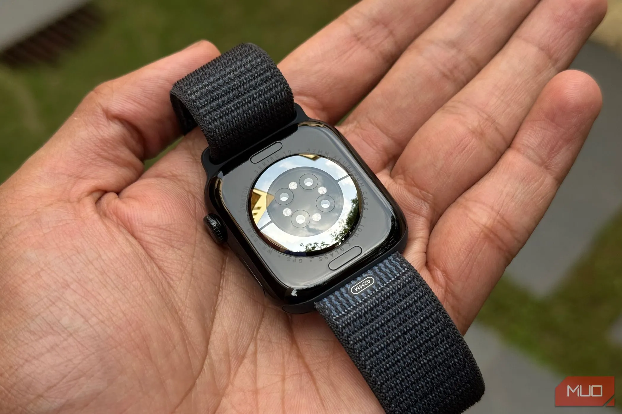 Mặt sau Apple Watch Series 10 với hệ thống cảm biến tiên tiến, minh họa các tính năng sức khỏe mới.
