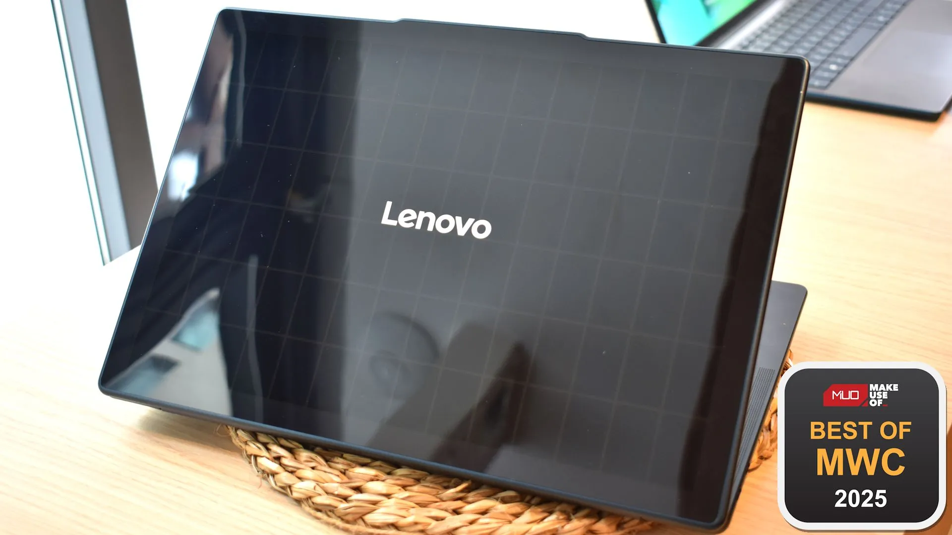 Mặt sau của laptop Lenovo Yoga Solar PC với tấm pin mặt trời màu đen, trưng bày tại MWC 2025, thể hiện khả năng sạc bằng năng lượng mặt trời.
